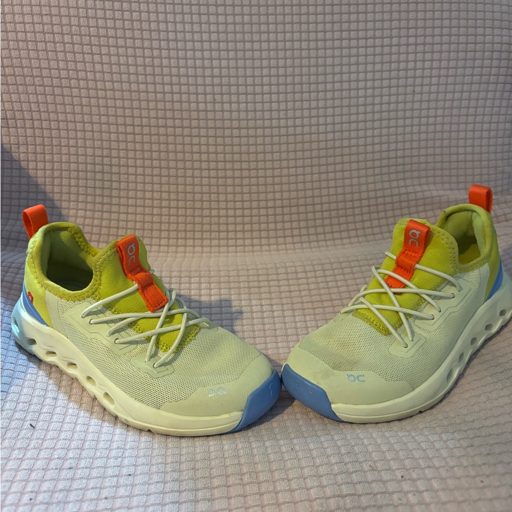 On Cloudleap Kids sneakers in the Endive/Ultramarine colorway